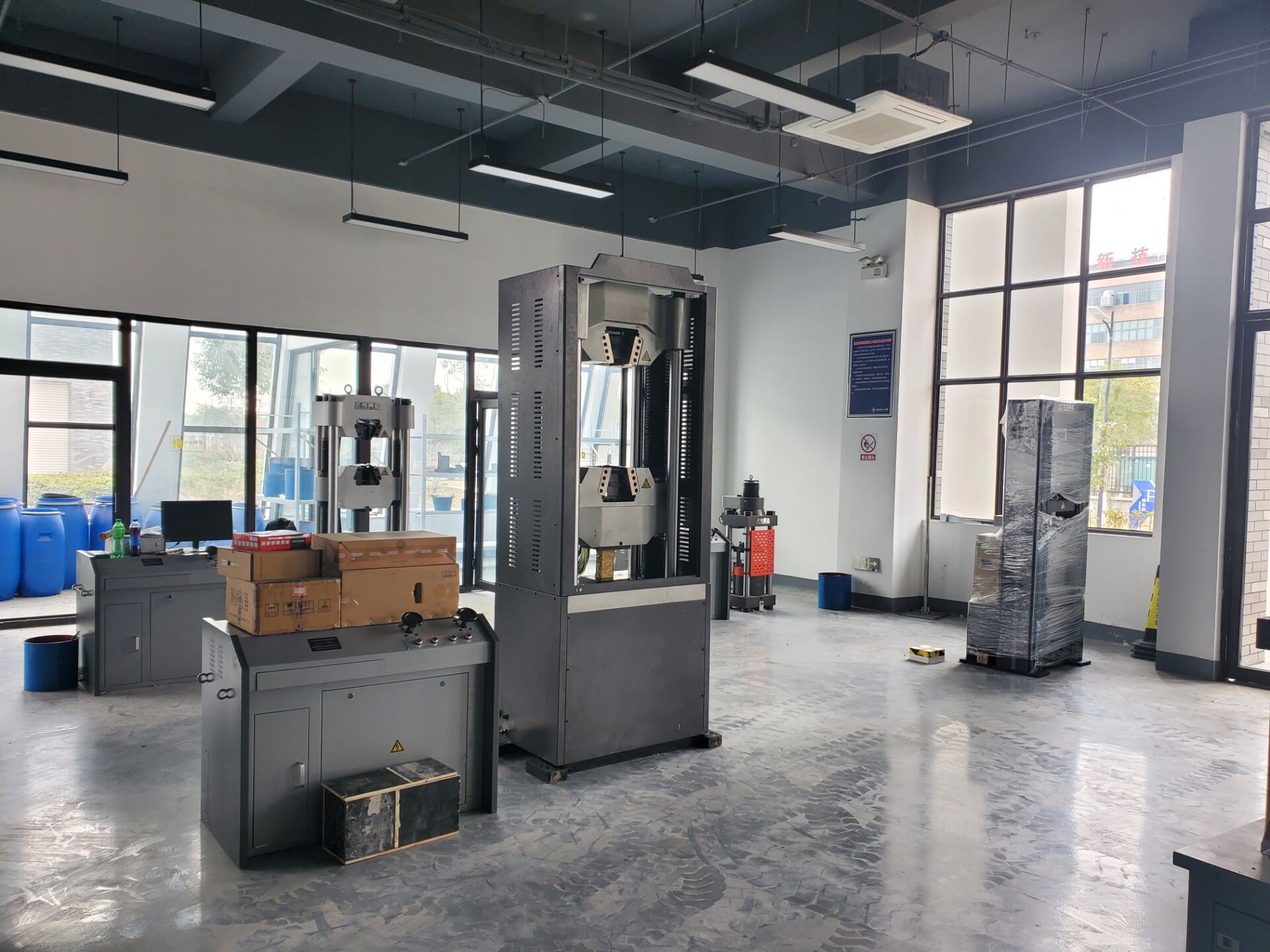 某大學(xué)萬能試驗機(jī)安裝調(diào)試完成